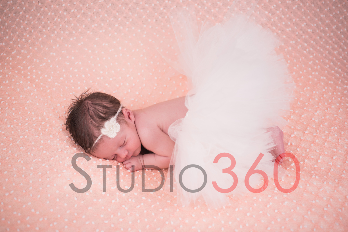 Sesion de newborn en estudio San Roque Studio360