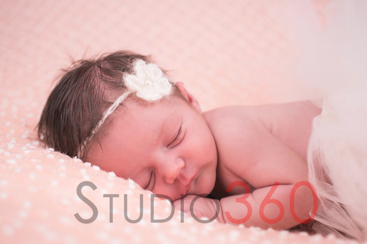 Sesion de newborn en estudio San Roque Studio360